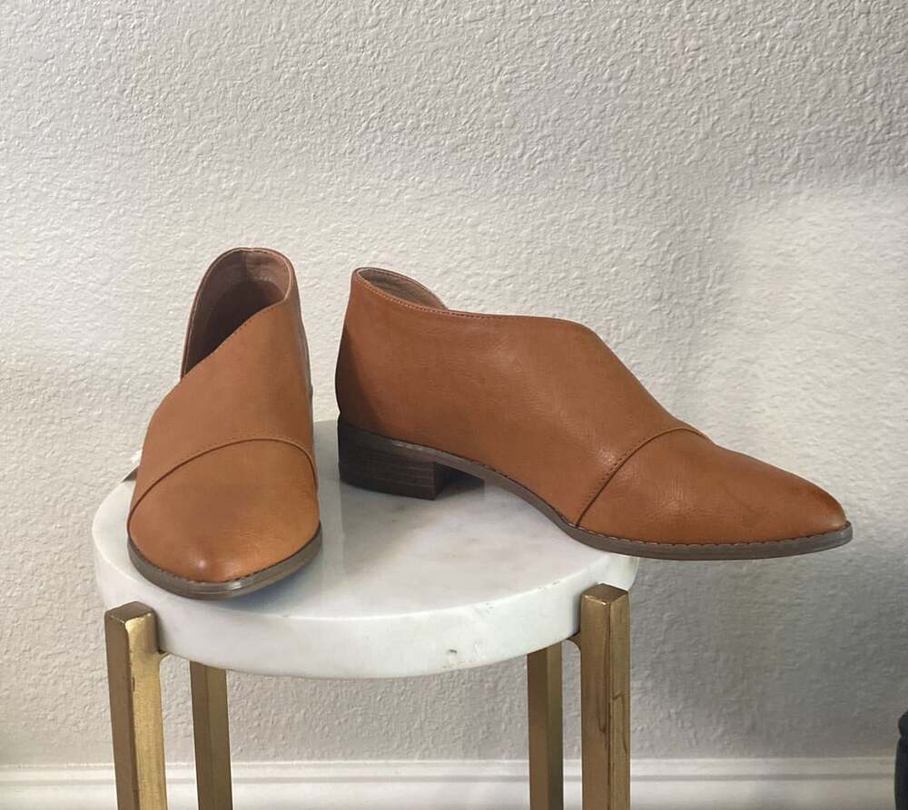 Cynthia Rowley Cut Out Bootie Size 8 Cognac Brown Pointed Toe Flats